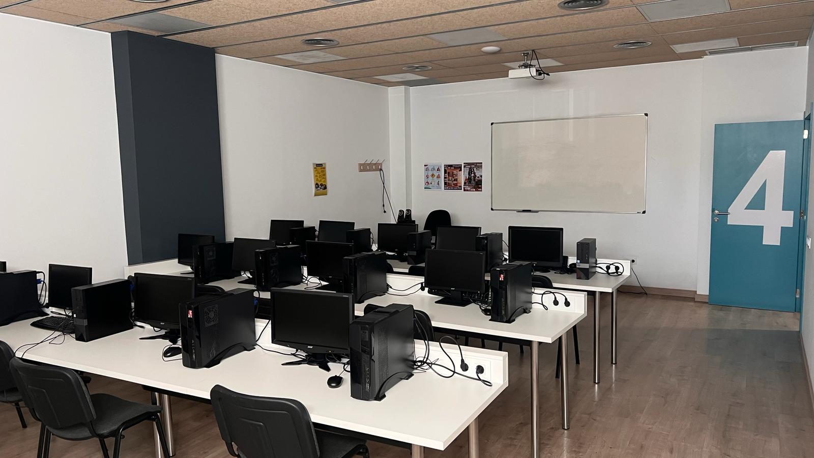 Sala de formació pràctica al Centre Versailles amb mobiliari actualitzat