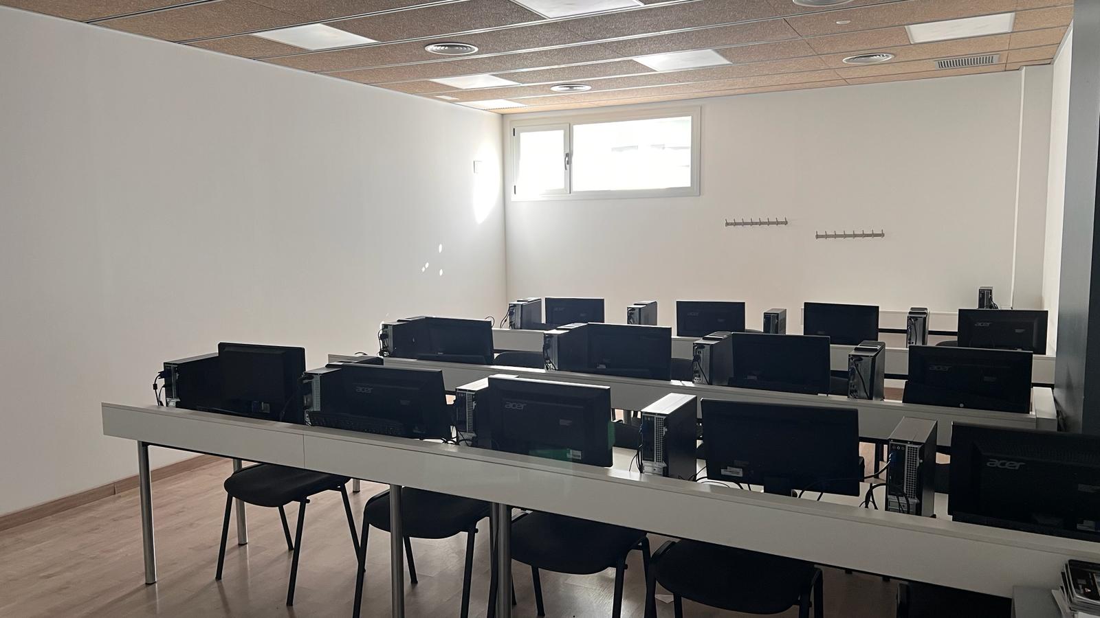 Espai docent preparat per a cursos i tallers formatius a Versailles Lleida
