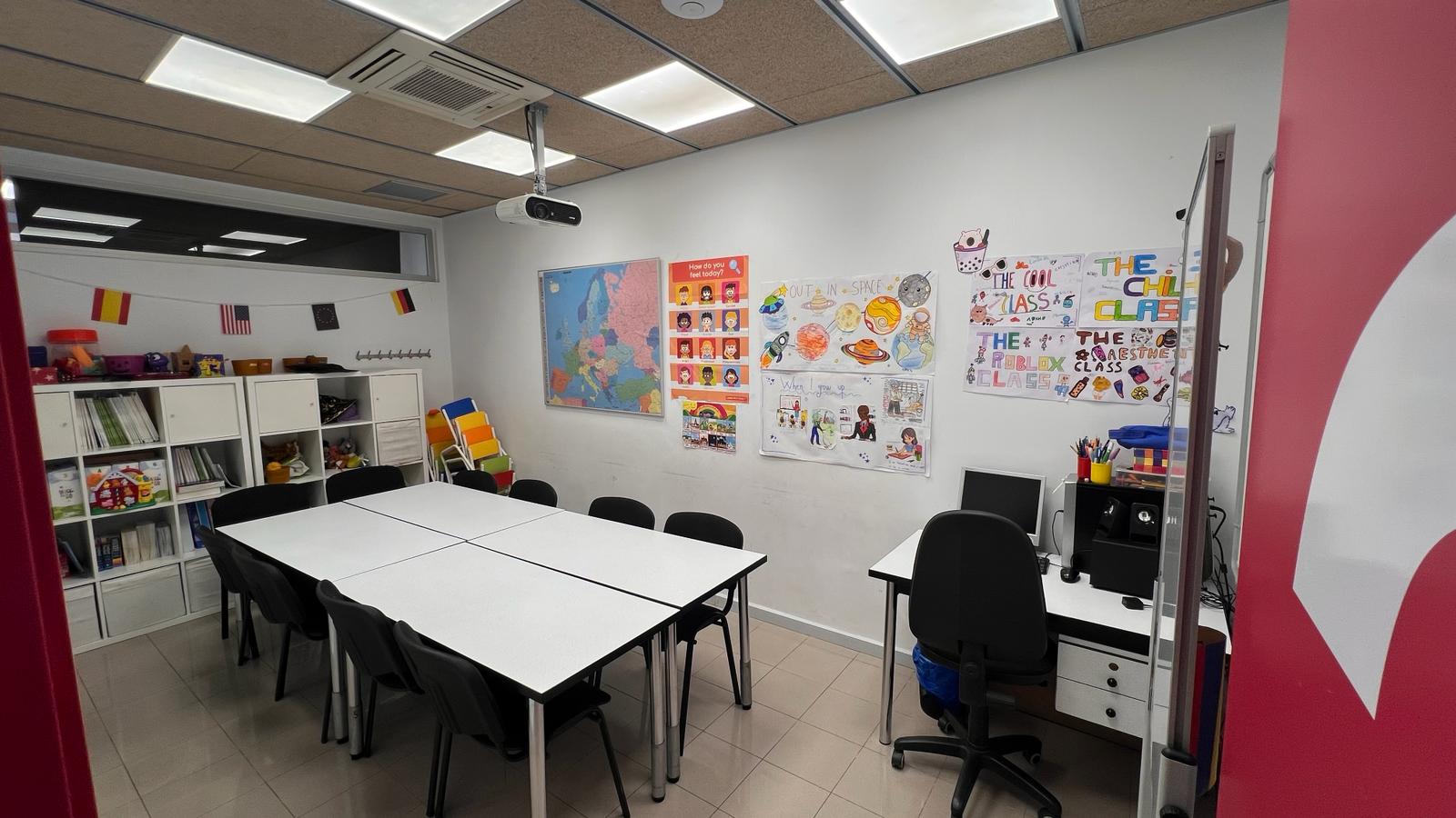 Aula de formació amb equipament modern al centre Versailles de Lleida