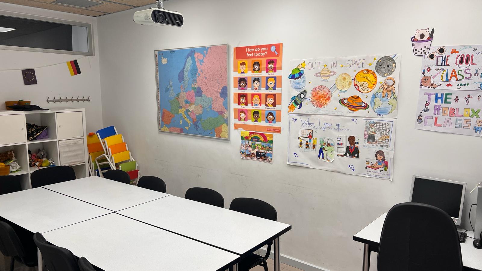 Aula equipada del Centre de Formació Versailles a Lleida preparada per a classes i cursos