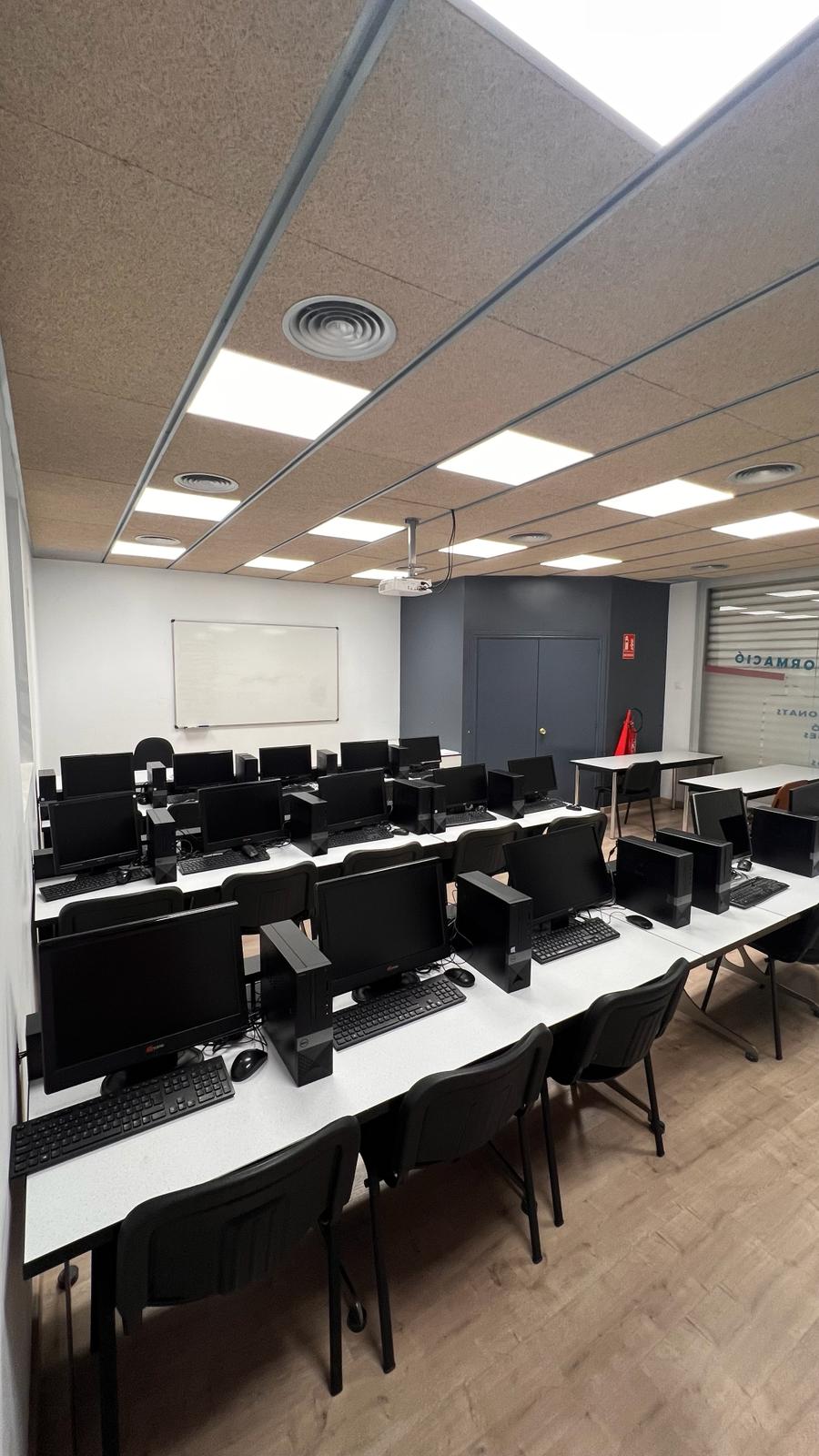 Aula d'idiomes i formació contínua al centre educatiu Versailles de Lleida